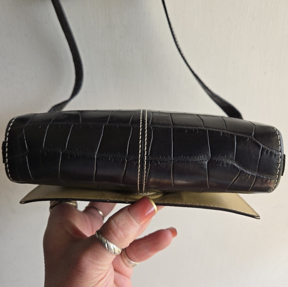 Dooney & Bourke EUC Black Croc-Embossed Binocular Crossbody Bag - Picture 4 of 7